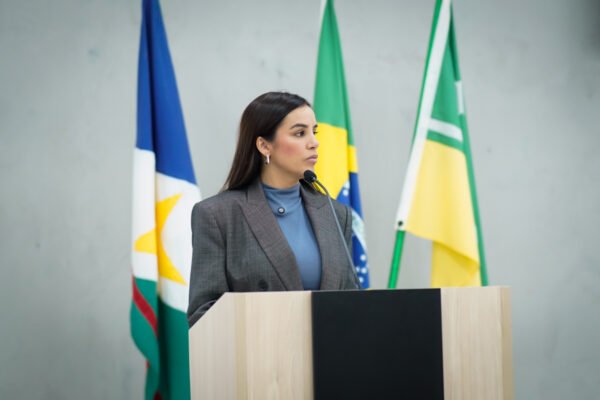 Carol Dantas pede fim da violência contra as mulheres